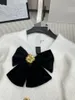 1113 2023 Осенний брендовый свитер в одном стиле с длинными рукавами и пуговицами Белый Черный Розовый V-образным вырезом Модная женская белая одежда Высокое качество женской одежды