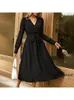 Robes décontractées Femmes 2023 Automne / Hiver Mode Col en V Dentelle Manches longues Jacquard Robe Rue Noir Fête élégante