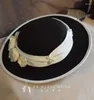 Baretten Britse prinses Elegant plat Fedora Klassiek zwart satijn Parels Bloem Bruiloft Hoed Hoofdtooi Cocktail Banket Chapeau Femme