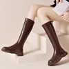 Bottes Boot 2023 Hiver Bout rond Femme Genou Plate-forme antidérapante Marron Longue Simple Polyvalent Femme Mi-mollet 231116