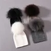 BeanieSkull Caps Jaxmonoy geboren Winter Warme Hoeden Met Echt Wasbeer Bont Pompom Jongen Meisje Baby Gebreide Elastische Zachte Motorkap Caps Baby Peuter 231115