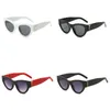 Óculos de sol de designer de letras pretas para mulheres óculos de festa vintage tons ao ar livre cor sólida óculos de sol feminino requintado elegante simples fa09