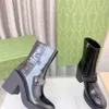 Women Boot 7505 Buty Kostki Wykonane czarne skórzane buty mają odważne logo scenariusza w całym stylu z swobodnymi botami typu „gumowe”