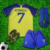 Al Nassr Ronaldo 7 Neues Heimtrikot-Set mit Shorts und Socken für Jungen und Mädchen in Jugendgrößen