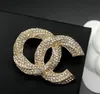 Lüks Kadın Tasarımcı Marka Mektubu Broş 18K Altın Kaplamalı Kravalı Kristal Rhindiamone Takı Broş Charm Pearl Pim Düğün Partisi Hediye Aksesuar