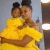 2023 Düğünler İçin Güzel Sarı Çiçek Kız Elbiseleri Mücevher Boyun İllüzyon Kısa Kollu Çıkarlar Boncuklar Tül Prenses Çocuklar Doğum Günü Kız Pageant önlük