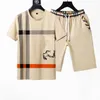 새로운 스타일 럭셔리 남성 운동복 정장 디자이너 남성 tracksuits 패션 디자인 티셔츠 바지 2 조각 세트 짧은 셔츠 반바지 정장 burbre
