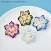 Pins broszki Wuli Baby Shining Glass Flower Broothes for Women 14-Color Beauty Office Party BroOch Pin Nowy Rok prezentsl231117