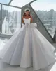 エレガントなプラスサイズ花嫁のためのラインウェディングドレス