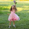 Abiti da ragazza 2023 Flower Gril Dress O-Collo in raso senza maniche Ragazze Abito da festa per matrimonio A-Line Lunghezza al ginocchio Tulle Cerimonia per bambini