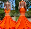 Sexy orangefarbenes Meerjungfrau-Abschlussballkleid 2024, mit Perlen verziert, durchsichtig, tiefer Kristall, V-Ausschnitt, Abendkleid, formelle Partykleider, offener Rücken, ärmellos, Robe de Soiree, nach Maß