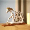 Figuras de objetos decorativos estatuilla de escritorio de caballo al galope hermosa obra de arte Micro decoración de pie estatua de caballos de resina decoración de estantería de oficina Y23