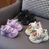 Scarpe da corsa sportive traspiranti in mesh per bambini all'aperto atletiche Primavera/Estate Scarpe casual con suola morbida per bambini Scarpe da passeggio per ragazzi e ragazze della scuola 231117