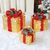 Decorações de Natal 3pcs Caixa de presente de Natal LED Conjunto de três peças Layout de cena doméstica el Decoração de janela Adereços de presente Enfeites de arte de ferro de Natal 231117