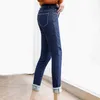 Kvinnors jeans kvinnor damer hög midja fleece fodrad jeans vinter fast färg hålla varma avslappnade vilda smala sträckbyxor byxor med fickor 230417
