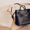 Andiamo Tote Lady Bag Bveneta Classic Bags Bottegaas 2023 New Metal Rope Buckle Woven Woven Totes Leather One Sholdled Portable Women's Sarvic Capacity Style