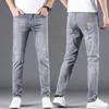 Designer de jeans pour hommes marque de mode de luxe légère haut de gamme pour hommes jean jeunesse gris printemps et été nouveaux loisirs slim coton élastique brodé 1JOP