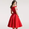 Stock Red Homecoming Mini Short Prom Off The Shoulder Bridesmaid Dresses Weddingg Gäst Formella aftonklänningar Ruched Tail Dancing Wear 328 328