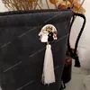 Die ungezähmten Emaille-Anstecknadeln WeiWuxian Broschen 2 weiße schwarze Kaninchen Quaste Tasche Stoff Knopf Abzeichen Schmuck Fans Geschenke Modeschmuck Broschen Brosche Kaninchen schwarz