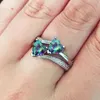 Pierścień Solitaire Huitan Stylowe pierścionki żeńskie Silverplate podwójne w kształcie serca Cubic Zircons Wedding Pierdzież dla kobiet Dziewczyny Miły prezent na urodziny 231116