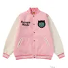 Designerjackor Herrens avslappnade rockar Ytterkläder Human gjorde nytt fladdermusbrev broderade läderärmar Peach Pink Baseball Jacket Män kvinnors par Coat Trend