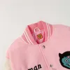 Designerjackor Herrens avslappnade rockar Ytterkläder Human gjorde nytt fladdermusbrev broderade läderärmar Peach Pink Baseball Jacket Män kvinnors par Coat Trend