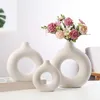 Vaser Nordic Ceramic Vase Circular Hollow Donuts Flower Vases Decoration Home Living Room Accessories Interior Office Desktop Decor 231117