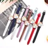 Armbandsur färger klockor för kvinnor avslappnad kvarts analog handledsklocka läderband v band topp montre femme