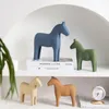 Figurine decorative Ornamento di figurine di cavalli in legno Artigianato d'arte minimalista moderno per la decorazione del desktop della camera da letto del soggiorno