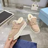 Designer Furry Robe Chaussures Triangle Tag Femmes Dames Hiver Chaud Fluff Chaussure De Luxe Laine Femmes Botte De Neige Mocassins Brossés Formateurs