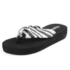 Tofflor kvinnor stil flip flops god kvalitet mode platt med casual slitskor två färger vanlig slip-on bekväm