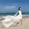 Sukienki swobodne 2023 Długie sukienki w stylu etnicznym retro plażę bohemia biała w szpic bez pleców duży temperament spódnicy