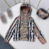 Jackor 23SS Kids Jacket Duster Coats Kids Designer Clothes Girls Suntan Coat Kid Lattice Hooded dragkedja Windbreaker Jackets stora babykläder A1