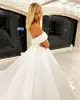 Elegante, moderne Brautkleider in Übergröße in A-Linie für die Braut, schulterfrei, Satin, Falten, drapiert, rückenfrei, Hofschleppe, Brautkleider nach Maß