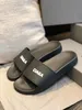 Designer Sandaler Herrkvinnor tofflor Silde Rubber Slide Plat Platform Green Black White Orange Purple Ladies Sandal Flip Flops Randiga män Kausal 3 36-45