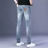 Jeans para hombres Jeans de diseñador Productos europeos Primavera Verano Nuevo Elástico fino Azul claro Spray completo Multiproceso LS9Y EBTX BMDV