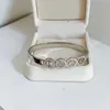 Enkel design bröllop armband designer julklappar armband silver pläterad modesmyckesdesign för kvinnor romantisk ny armband rostfritt stål smycken grossist