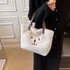 Sacs de soirée Femmes Mode Peluche Lambswool Sac à main Sac à bandoulière Filles Moutons Mignon Doux Dames Fausse Fourrure Designer Sac fourre-tout Femme Sac sous les bras 231116