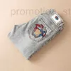 Diseñador de jeans para hombres Diseñador de gran tamaño para hombre Vers Pantalones Medusa Pantalones de mezclilla bordados Hip Hop Pantalones de chándal sueltos X9P1 HIIJ