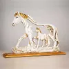 Figuras de objetos decorativos estatuilla de escritorio de caballo al galope hermosa obra de arte Micro decoración de pie estatua de caballos de resina decoración de estantería de oficina Y23