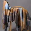 Sciarpe di marca di lusso Autunno Avvolgere Inverno Caldo Foulard Bandana Coperta femminile Sciarpa scozzese di cashmere Sciarpa da uomo con frange spesse Grandi scialli 231117