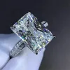 Pierścień Solitaire Huitan Fashion Big Square Crystal Stone Women Wedding Bridal Luxury Speed ​​Party Anniversary Gift Duże pierścienie 231117