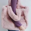 Sacos de noite Luxo Faux Fur Grande Capacidade Tote Wome Sacos de Ombro Macio Fluffy Plush Lady Bolsas Grande Shopper Bolsas Quentes Inverno Sac 231117