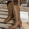 Bottes Cowboy bottes occidentales marron 2024 nouvelle botte de cow-girl Punk Cool pour femmes bottes pointues mi-mollet broderie bottes à talons épais T231117