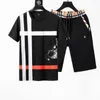 새로운 스타일 럭셔리 남성 운동복 정장 디자이너 남성 tracksuits 패션 디자인 티셔츠 바지 2 조각 세트 짧은 셔츠 반바지 정장 burbre