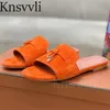 Kapcie Summer Women Kid zamszowe muły metalowe zamek dekorator podglądaczy slajdów kobiet designerka marki buty płaskie 230417