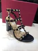 Zapatilla de lujo diseñador mujer Hombre Moda Cuero sandalias de tacón medio Lady Strappy Classic remache tobillo toboganes Moda de verano sexy zapatos de tacón alto