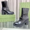 Women Boot 7505 Buty Kostki Wykonane czarne skórzane buty mają odważne logo scenariusza w całym stylu z swobodnymi botami typu „gumowe”