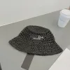 2S45 Brede Brim Hatts Bucket Luxury Designer Hat Summer Strå handgjorda med broderade bokstäver Lämpliga strandresor Vackra