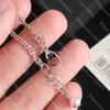 Bracciale con diamanti e perle Bracciale con ciondolo con lettera di design Braccialetti con gioielli di diamanti brillanti di lusso da donna Materiale in ottone di alta qualità